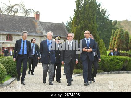 Il direttore generale della Fondazione Jean-Jaures Gilles Finchelstein, il presidente della Fondazione Jean-Jaures Henri Nallet, il presidente francese Francois Hollande e il segretario di Stato francese per gli affari europei Harlem Desir durante la 3rd sessione dell'iniziativa "Think Tanks Tandem". Foto Stock