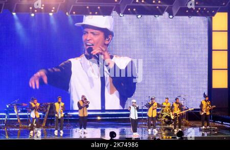 Bruno Mars in concerto durante il suo Magic Tour 24K a Parigi, Francia Foto Stock