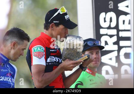 Il belga Greg Van Avermaet del BMC Racing Team festeggia sul podio dopo aver vinto la gara ciclistica di una giornata 'Paris-Roubaix', 257km da Compiegne al Velodromo di Roubaix, Francia, domenica 09 aprile 2017 Foto Stock