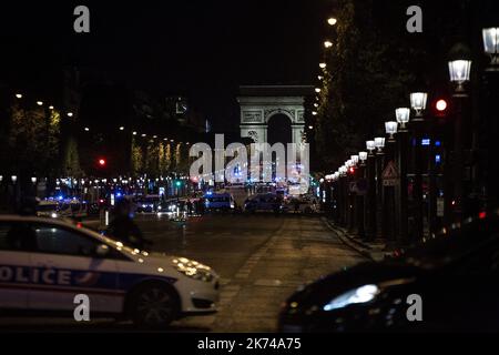 Gli agenti di polizia sono in guardia sugli Champs Elysees di Parigi dopo una sparatoria del 20 aprile 2017. Un poliziotto è stato ucciso e un altro ferito oggi in una sparatoria sugli Champs Elysees di Parigi, la polizia ha detto pochi giorni prima delle elezioni presidenziali francesi. Il ministero degli interni francese ha detto che l'attaccante è stato ucciso nell'incidente sul viale famoso in tutto il mondo, popolare tra i turisti. Foto Stock