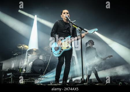 Placebo si esibiscono al festival musicale le Printemps de Bourges che si tiene a Bourges, in Francia, nel corso di cinque giorni. Si tratta ora di un evento importante in Francia e in Europa. Foto Stock