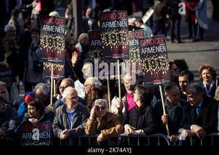 ©Paul Barlet / le Pictorium/MAXPPP - 24/04/2017 - France / Ile-de-France / Paris - Plusieurs centaines de manifestants se sont radembles, Place du Canada, afin d'ecouter l'allocution du President de la Republique, Francois Hollande, a l'occasione de la commemoration republicaine du genocide des Armeniens en 1915. Les manifestants ont ensuite defile en un cortege de commemoration. Paul Barlet / le Pictorium Discorso di Francois Hollande in occasione della commemorazione del genocidio armeno. - 24/04/2017 - Francia / Ile-de-France (region) / Parigi - - Paul Barlet / le Pictoriu Foto Stock