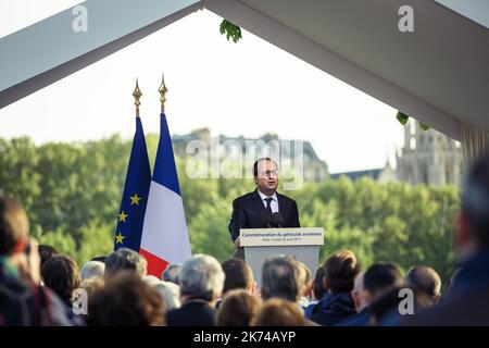 ©Paul Barlet / le Pictorium/MAXPPP - 24/04/2017 - France / Ile-de-France / Paris - Plusieurs centaines de manifestants se sont radembles, Place du Canada, afin d'ecouter l'allocution du President de la Republique, Francois Hollande, a l'occasione de la commemoration republicaine du genocide des Armeniens en 1915. Les manifestants ont ensuite defile en un cortege de commemoration. Paul Barlet / le Pictorium Discorso di Francois Hollande in occasione della commemorazione del genocidio armeno. - 24/04/2017 - Francia / Ile-de-France (region) / Parigi - - Paul Barlet / le Pictoriu Foto Stock