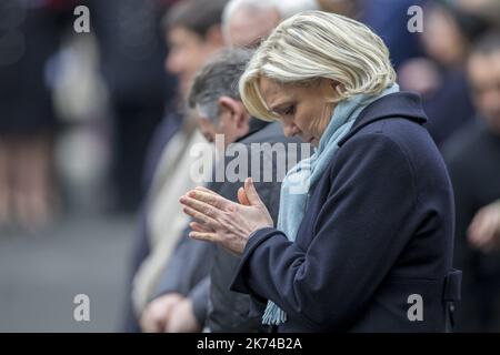 Il candidato francese alle elezioni presidenziali Marine le Pen partecipa al tributo nazionale al poliziotto francese caduto Xavier Jugele il 25 aprile 2017 a Parigi, Francia. Foto Stock