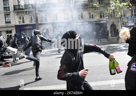 Dimostrazione di studenti e Antifa tra Place de la Republique e Bastille a Parigi. Gli scontri con la polizia sono già iniziati Foto Stock