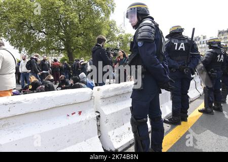 Dimostrazione di studenti e Antifa tra Place de la Republique e Bastille a Parigi. Gli scontri con la polizia sono già iniziati Foto Stock