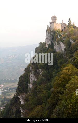Vista sulla seconda torre, o Cesta, o Fratta. Monte Titano. San Marino Foto Stock