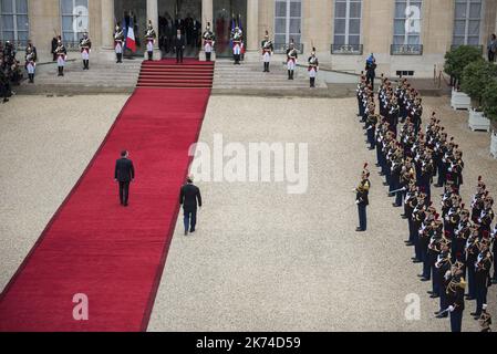 Il neoeletto presidente francese Emmanuel Macron è accolto dal suo predecessore Francois Hollande (UP) mentre arriva al palazzo presidenziale Elysee per le cerimonie di consegna e di inaugurazione il 14 maggio 2017 a Parigi. PISCINA/Blondet Eliot/MAXPPP Foto Stock