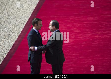 Il presidente francese uscente Francois Hollande (R) è scortato dal suo successore Emmanuel Macron mentre lascia il palazzo presidenziale Elysee alla fine della cerimonia di consegna e prima dell'inaugurazione formale di Macron come presidente francese il 14 maggio 2017 a Parigi. PISCINA/Blondet Eliot/MAXPPP Foto Stock