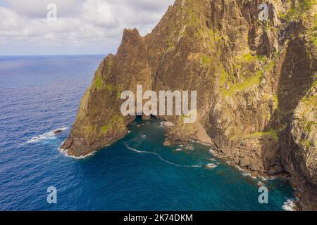 Fotografia in drone della scogliera di montagna vicino al mare durante il giorno estivo nell'isola di Madeira Foto Stock