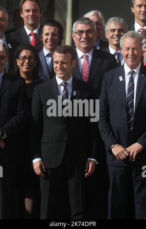 Presidente del Comitato Paralimpico francese Emmanuelle Assman, Presidente della Regione Ile de France Valerie Pecresse, Sindaco di Parigi Anne Hidalgo, copresidenti della gara di Parigi per le Olimpiadi del 2024 Tony Escanguet e Bernard Lappasset, membro francese del Comitato Olimpico Internazionale Guy Drut, Il Presidente del Comitato Nazionale Olimpico e Sportivo Francese (CNOSF) Denis Masseglia e l'atleta francese Emmeline Ndongue posano dopo una conferenza stampa al termine della sessione della Commissione di Valutazione del CIO a Parigi, il 16 maggio 2017, dove il Comitato Olimpico Internazionale si reca in visita a Parigi Foto Stock