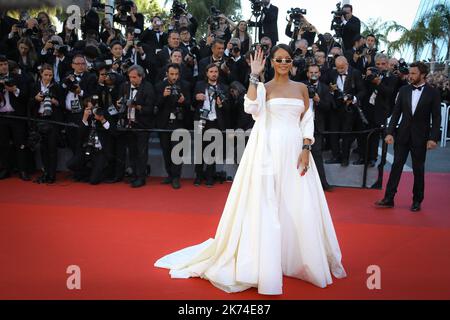 Rihanna arriva per la prima volta di 'Okja' durante il 70th° Festival del Cinema di Cannes, a Cannes, Francia. Foto Stock