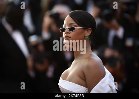 Rihanna arriva per la prima volta di 'Okja' durante il 70th° Festival del Cinema di Cannes, a Cannes, Francia. Foto Stock