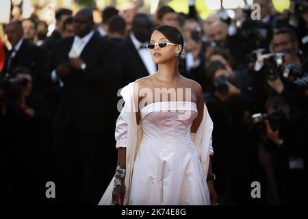 Rihanna arriva per la prima volta di 'Okja' durante il 70th° Festival del Cinema di Cannes, a Cannes, Francia. Foto Stock