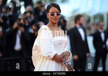 Rihanna arriva per la prima volta di 'Okja' durante il 70th° Festival del Cinema di Cannes, a Cannes, Francia. Foto Stock