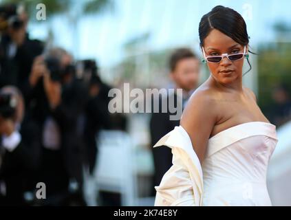 Rihanna arriva per la prima volta di 'Okja' durante il 70th° Festival del Cinema di Cannes, a Cannes, Francia. Foto Stock