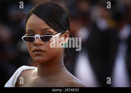 Rihanna arriva per la prima volta di 'Okja' durante il 70th° Festival del Cinema di Cannes, a Cannes, Francia. Foto Stock