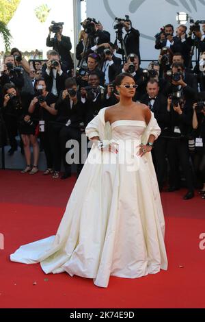 Rihanna arriva per la prima volta di 'Okja' durante il 70th° Festival del Cinema di Cannes, a Cannes, Francia. Foto Stock