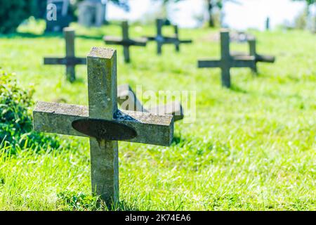 Il vecchio cimitero militare a Tranžament, Petrovaradin. Una vista panoramica del vecchio identico, trascurato lapidi in cemento croci del CE militare Foto Stock