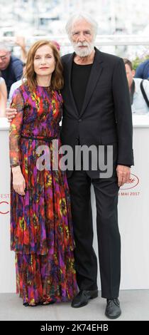 L'attrice Isabelle Huppert e il regista Michael Haneke si pongono durante la fotocall per 'Happy End' durante il 70th° Festival di Cannes, a Cannes, in Francia Foto Stock