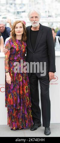 L'attrice Isabelle Huppert e il regista Michael Haneke si pongono durante la fotocall per 'Happy End' durante il 70th° Festival di Cannes, a Cannes, in Francia Foto Stock