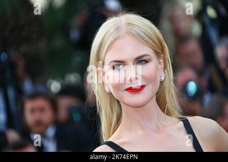 L'attrice australiana Nicole Kidman (L) e l'attore irlandese Colin Farrell arrivano il 22 maggio 2017 per la proiezione del film "l'uccisione di un cervo sacro" all'edizione 70th del Festival di Cannes a Cannes, nel sud della Francia Foto Stock