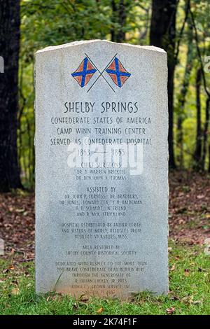 Calera, Alabama, USA-Settembre 30, 2022: Monumento commemorativo in pietra per Camp Winn che servì come ospedale dal 1863-1865 al cimitero confederato di Shelby Springs Foto Stock