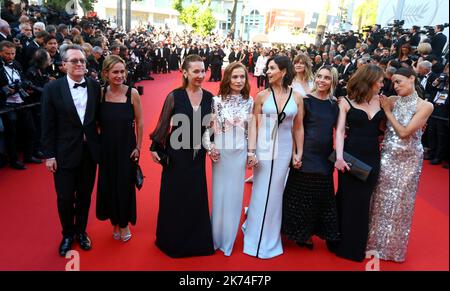 ; (Da L) attrice e regista francese Emmanuelle Bercot, attrice francese Isabelle Huppert, attrice francese Juliette Binoche, attrice francese Elodie Bouchez, attrice belga Emilie Dequenne e attrice francese-argentina Berenice Bejo posero al loro arrivo il 23 maggio 2017 per la cerimonia del '70th° anniversario' del Festival di Cannes, francia meridionale. 70th° Festival annuale del cinema di Cannes a Cannes, Francia, maggio 2017. Il festival del cinema si terrà dal 17 al 28 maggio. Foto Stock