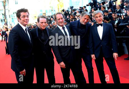 ; (L-R) l'attore portoricano Benicio del Toro, l'attore francese Benoit Magimel, l'attore francese Vincent Lindon, l'attore danese Mads Mikkelsen e l'attore austriaco Christoph Waltz arrivano per la cerimonia del 70th° anniversario durante il 70th° Festival di Cannes, a Cannes, in Francia, il 23 maggio 2017. Il festival si svolge dal 17 al 28 maggio. 70th° Festival annuale del cinema di Cannes a Cannes, Francia, maggio 2017. Il festival del cinema si terrà dal 17 al 28 maggio. Foto Stock