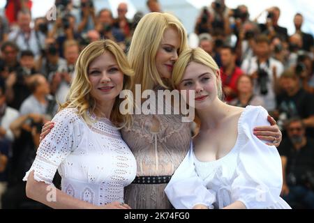 (L-R) l'attrice statunitense Kirsten Dunst, l'attrice australiana Nicole Kidman e l'attrice statunitense Elle Fanning posano durante la fotocall per 'The Beculed' durante il 70th° festival annuale del cinema di Cannes, a Cannes, in Francia, il 24 maggio 2017. Il film è presentato nel Concorso ufficiale del festival che si svolge dal 17 al 28 maggio Foto Stock