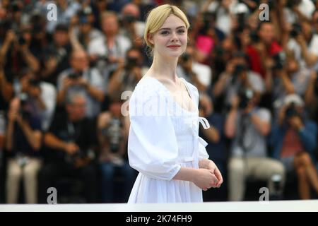 L'attrice STATUNITENSE Kirsten Dunst posa durante la fotocall per 'The Becuiled' durante il 70th° Festival annuale di Cannes, a Cannes, in Francia, il 24 maggio 2017. Il film è presentato nel Concorso ufficiale del festival che si svolge dal 17 al 28 maggio. Foto Stock