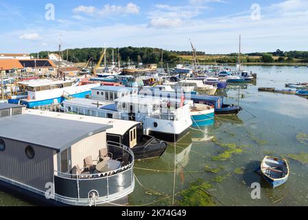 Barche e chiatte ormeggiate lungo la ferrovia sul fiume Deben estuario a Woodbridge Suffolk Inghilterra UK GB Europa Foto Stock