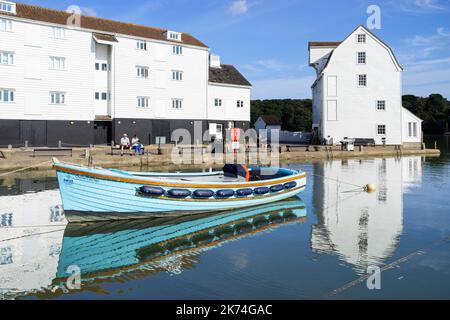 Woodbridge Tide Mill Museum Woodbridge sul fiume Deben con barca blu ormeggiata estuario del fiume Deben Woodbridge Suffolk Inghilterra UK GB Europa Foto Stock