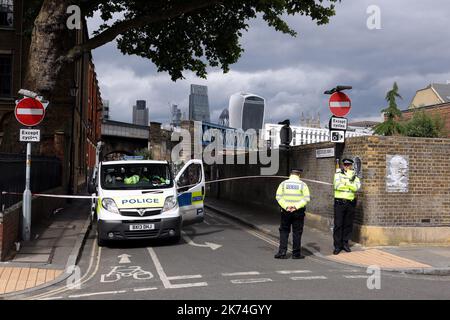 Ieri sera tre terroristi hanno ucciso sette persone e ferito 48 persone dopo aver guidato un furgone ai pedoni e aver commesso un attacco frenetico coltello nel vicino Borough Market. GIUGNO 4 2017 Foto Stock