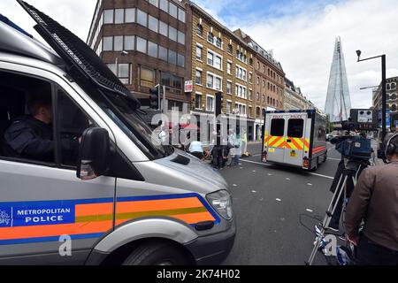 Ieri sera tre terroristi hanno ucciso sette persone e ferito 48 persone dopo aver guidato un furgone ai pedoni e aver commesso un attacco frenetico coltello nel vicino Borough Market. GIUGNO 4 2017 Foto Stock