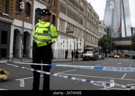 Ieri sera tre terroristi hanno ucciso sette persone e ferito 48 persone dopo aver guidato un furgone ai pedoni e aver commesso un attacco frenetico coltello nel vicino Borough Market. GIUGNO 4 2017 Foto Stock