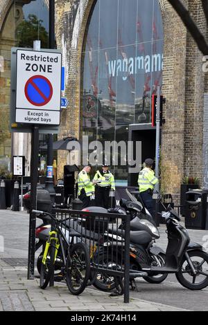 Ieri sera tre terroristi hanno ucciso sette persone e ferito 48 persone dopo aver guidato un furgone ai pedoni e aver commesso un attacco frenetico coltello nel vicino Borough Market. GIUGNO 4 2017 Foto Stock