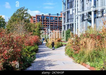 I gasholder di Regents Canal nella zona risviluppata di King's Cross, Londra, Regno Unito Foto Stock