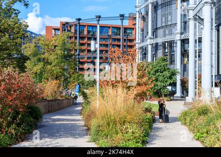 I gasholder di Regents Canal nella zona risviluppata di King's Cross, Londra, Regno Unito Foto Stock