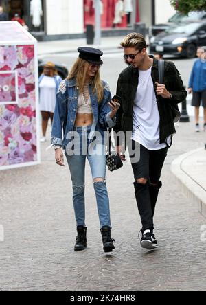 Il modello segreto di Victoria Romee Strijd e il suo ragazzo Laurens van Leeuwen fuori per pranzo a Nespresso a Beverly Hills Foto Stock