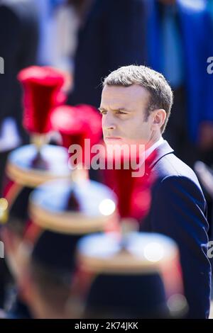 Emmanuel Macron partecipa ad una cerimonia in occasione del 77th° anniversario dell'appello del generale Charles de Gaulle del 18 giugno 1940, al Memoriale di Mont Valerien a Suresnes, nei pressi di Parigi, in Francia, il 18 giugno 2017. Foto Stock