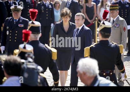 Emmanuel Macron partecipa ad una cerimonia in occasione del 77th° anniversario dell'appello del generale Charles de Gaulle del 18 giugno 1940, al Memoriale di Mont Valerien a Suresnes, nei pressi di Parigi, in Francia, il 18 giugno 2017. Foto Stock