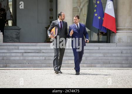 ©THOMAS PADILLA/MAXPPP - 22/06/2017 ; PARIS FRANCE; SORTIE DU CONSEIL DES MINISTRES AU PALAIS DE L'ELYSEE. Il primo ministro francese Edouard Philippe (L) e il ministro francese junior per le relazioni con il Parlamento e il governo Christophe Castaner lasciano il Palazzo Elysee a Parigi dopo la prima riunione del governo francese il 22 giugno 2017. Foto Stock