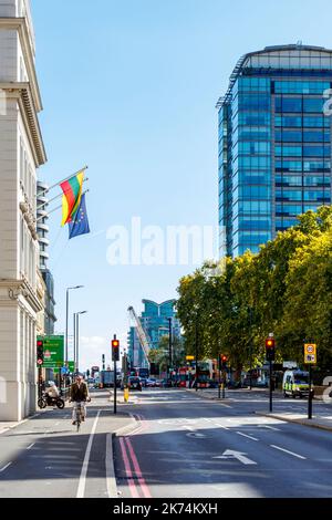 Vista sud-est lungo Vauxhall Bridge Road da Pimlico, Londra, Regno Unito Foto Stock