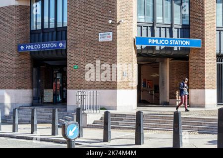 L'ingresso alla stazione della metropolitana di Pimlico sulla Victoria Line, Londra, Regno Unito Foto Stock
