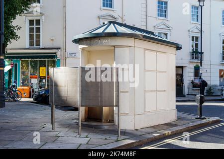 Un orinatoio in stile francese e servizi igienici pubblici a Pimlico, Londra, Regno Unito Foto Stock