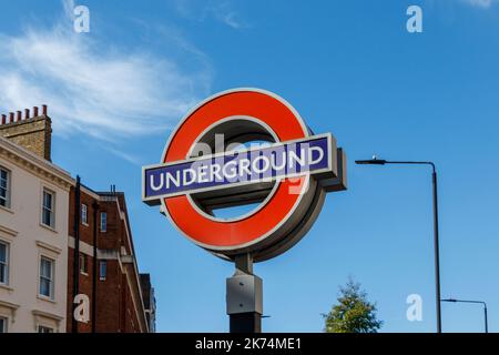 Insegna della metropolitana di Londra fuori dalla stazione della metropolitana di Pimlico, Londra, Regno Unito Foto Stock