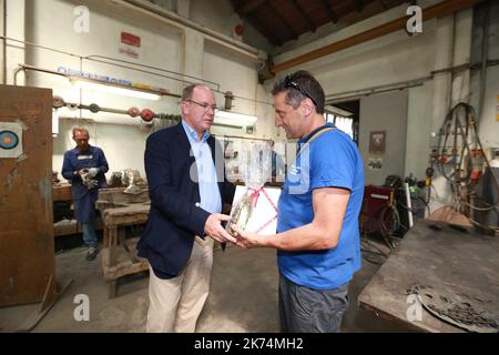 ©PHOTOPQR/NICE MATIN ; ITALIE PIETRASANTA déplacement de sas albert II - visite aux côtés de bernard bezzina de la Fonderie Artistoca Versiliese sous la direction de Tiberio Lucarini EN EXCLU - Pietrasanta est une ville en Toscane, Italie, vouée à la sculpture contemporaine. Le Marbre de la Versilia et surtout la maîtrise des artisans locaux dans le travail de la pierre et du bronze, y ont en effet attiré des artistes de renom. Le Prince Albert de Monaco y a fait une visite privée en compagnie du sculpteur plastilien Bernard Bezzina. Pietrasanta, Italia ESCLUSIVA Pietrasanta è una città in T Foto Stock