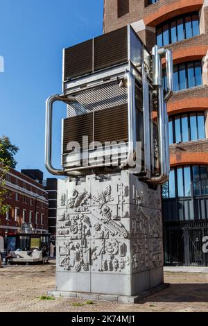 Copertura dell'asta di ventilazione della stazione della metropolitana progettata dall'artista Eduardo Paolozzi nel 1982 in Bessborough Street, Pimlico, Londra, Regno Unito Foto Stock