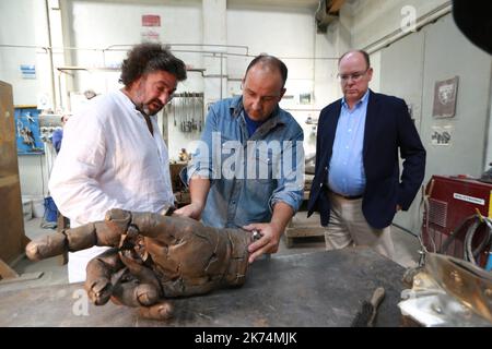 ©PHOTOPQR/NICE MATIN ; ITALIE PIETRASANTA déplacement de sas albert II - visite aux côtés de bernard bezzina de la Fonderie Artistoca Versiliese sous la direction de Tiberio Lucarini EN EXCLU - Pietrasanta est une ville en Toscane, Italie, vouée à la sculpture contemporaine. Le Marbre de la Versilia et surtout la maîtrise des artisans locaux dans le travail de la pierre et du bronze, y ont en effet attiré des artistes de renom. Le Prince Albert de Monaco y a fait une visite privée en compagnie du sculpteur plastilien Bernard Bezzina. Pietrasanta, Italia ESCLUSIVA Pietrasanta è una città in T Foto Stock